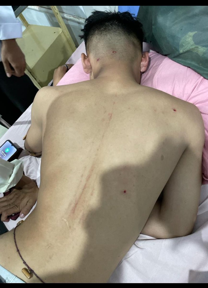 JaswantNon36704's tweet photo. Where is the law? This is the inhuman nature of central armed forces &amp; RAF .  This is the non violent protest by the students . Assam rifles beating up inocent students #NarendraModiji #AmitShah #NBirenSingh #Justice4ManipurStudents #centralforcesbrutually #PMOIndia https://t.co/IPNvXaqmQP