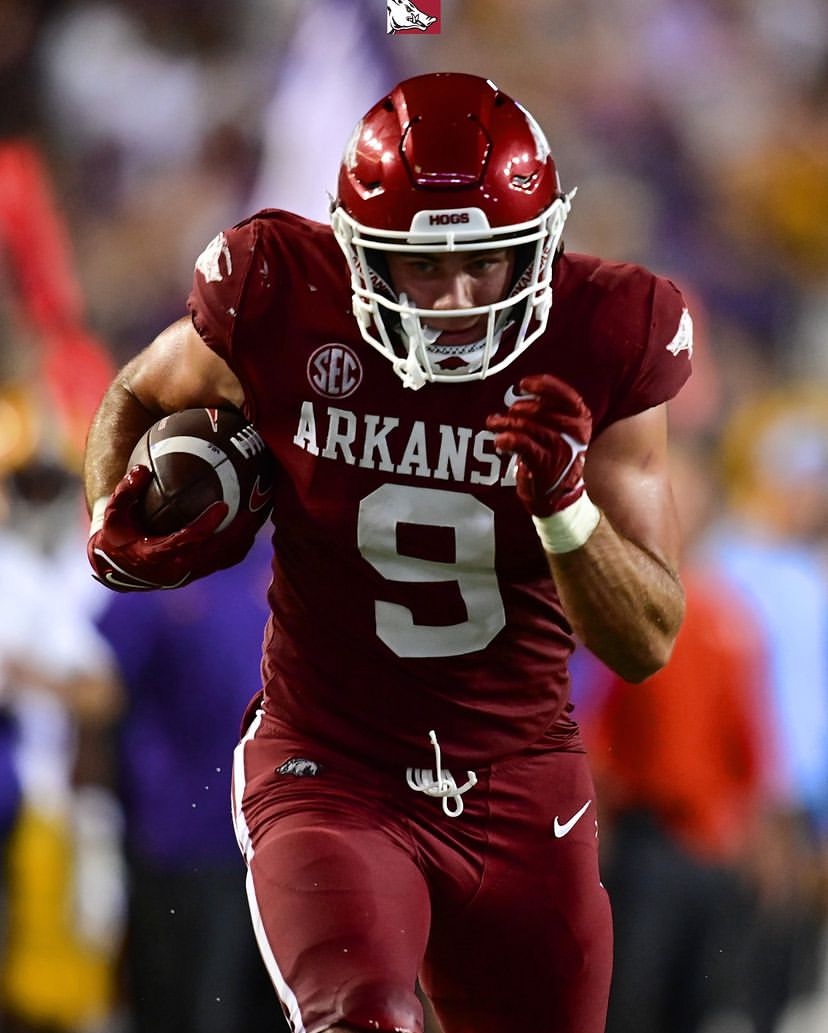 Luke Hasz: 88.5 Receiving Grade this season. 1st among all TEs

Reminder: He’s a true freshman🤯

(📸: <a href="/RazorbackFB/">Arkansas Razorback Football</a>)