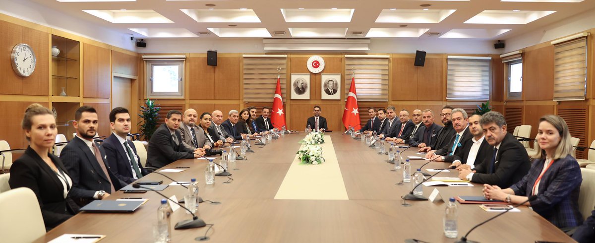 TC_Disisleri's tweet photo. Bakan Yardımcımız Yasin Ekrem Serim, Türk İnternet Medya Birliği (TİMBİR) Yönetimini kabul ederek TİMBİR'in faaliyetleri ve projeleri hakkında bilgi almıştır. https://t.co/xKn2WJHx68