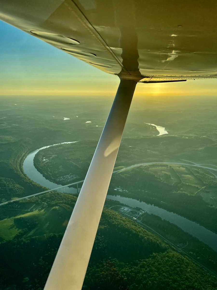 Wingtip Wednesday! No better time to fly than the golden hour!
#withmycessna #cessna #aviation #airplane #flying #pilotlife