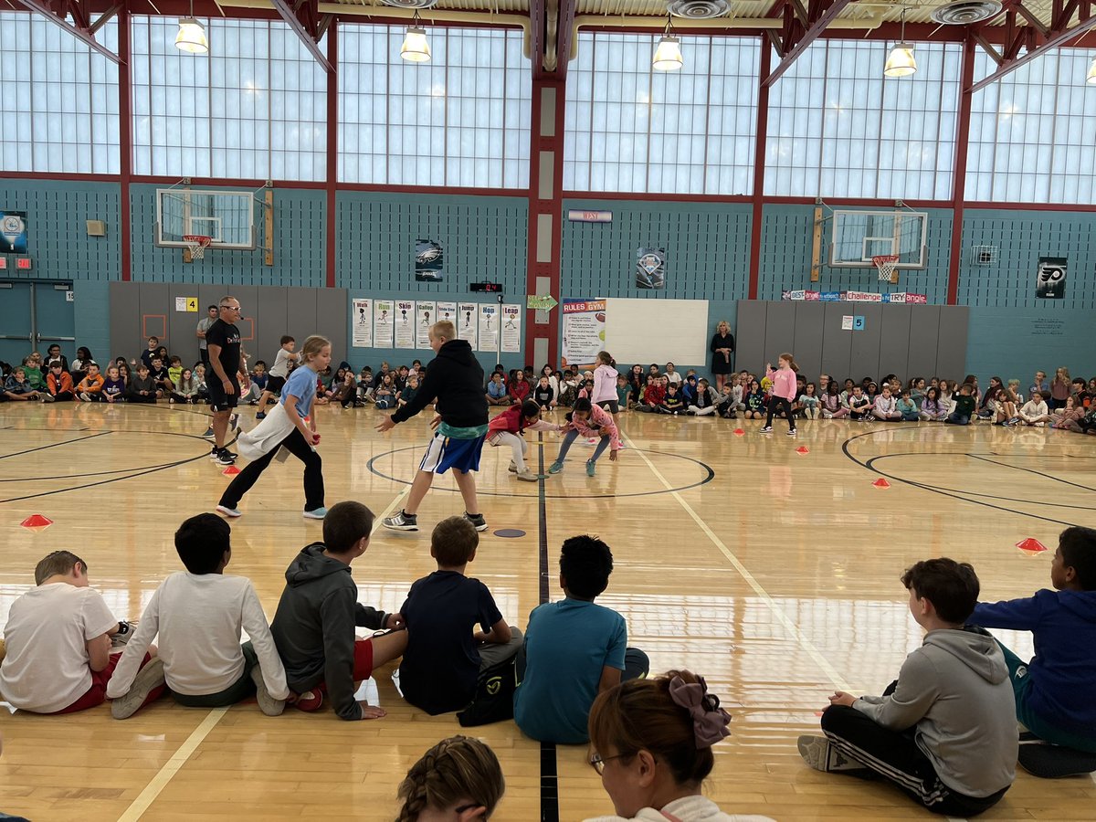 Dr. Recess visited WB yesterday to show us more about how to be safe, respectful, and responsible while having fun at recess! Amazing! #schoolismorethanabuilding <a href="/DASD_Schools/">DASD</a> <a href="/ddkearney/">Deborah Kearney</a>