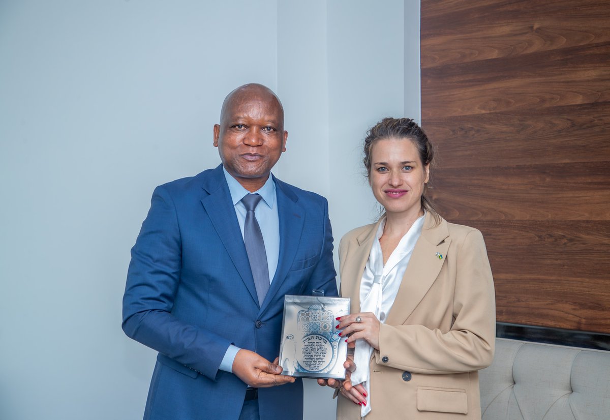 RwandaMoD's tweet photo. Today, Hon Minister of Defence, J Marizamunda and the CDS RDF, Lt Gen MK Mubarakh received the Ambassador of the State of Israel to Rwanda, H.E. Ms. Einat Weiss. They discussed ways of strengthening existing defence cooperation. https://t.co/5WUMHzlSTI