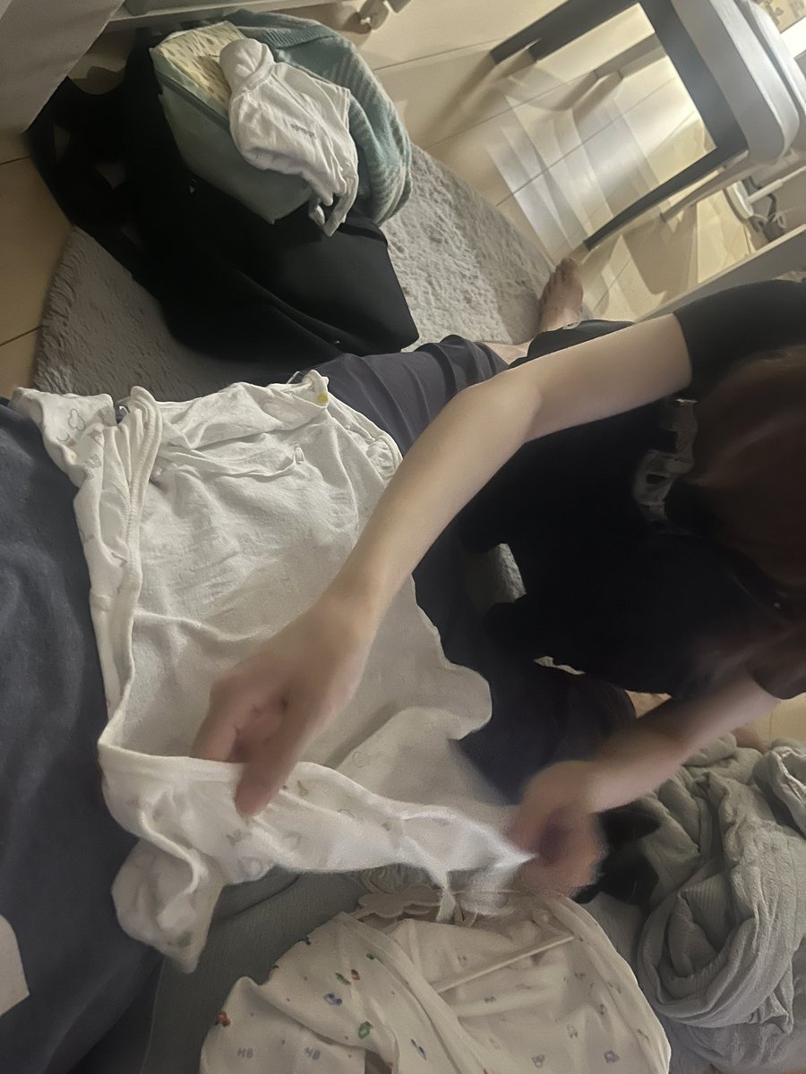 ryochanCoke's tweet photo. 旦那の身体で子供服を畳む
新しいスキンシップを
試みる嫁はん。 https://t.co/oOoJQVj3nZ