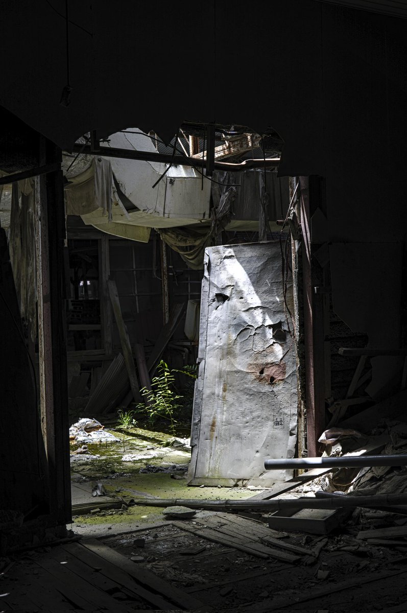 _urbex_record's tweet image. 破壊された扉。