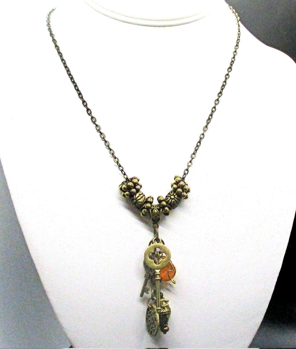 jewelrybyscotti.etsy.com/listing/139278…

Key Charm Pendant Necklace

#jewelrybyscotti #wiseshopper #chainnecklace #keynecklace