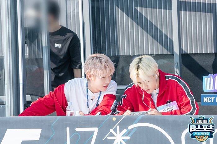 : ตัวเล่นเกมอยู่อ่อ เล่นด้วยดิ
: ป่าวค่ะ เค้าดูไลฟ์ เอฟชุดอยู่