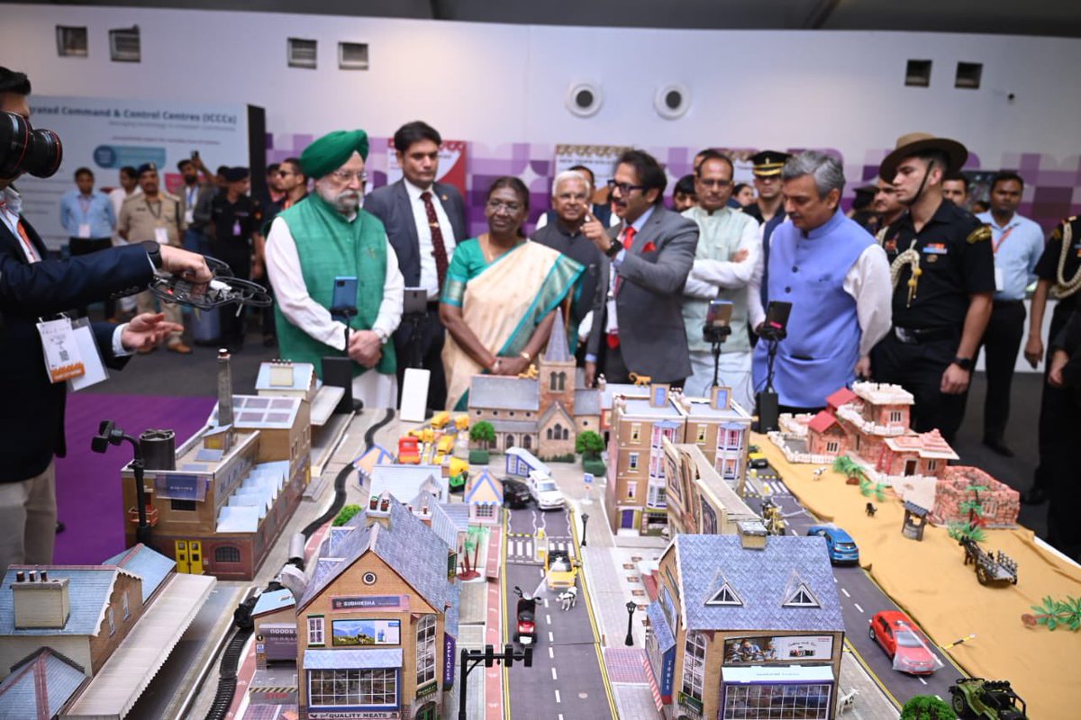 HardeepSPuri's tweet photo. PM @narendramodi जी के नेतृत्व में भारत की विकास यात्रा आज वंदेभारत की रफ्तार से आगे बढ़ रही है।

देश 2047 तक विकसित राष्ट्र बन जाएगा,इसकी झलक आज 100 स्मार्ट शहरों में देखी जा सकती है।

आधुनिक और विकसित भारत की आवश्यकताओं के अनुरूप इन शहरों में विकास कार्य अपने अंतिम चरण में हैं। https://t.co/d5NXhFD8i3