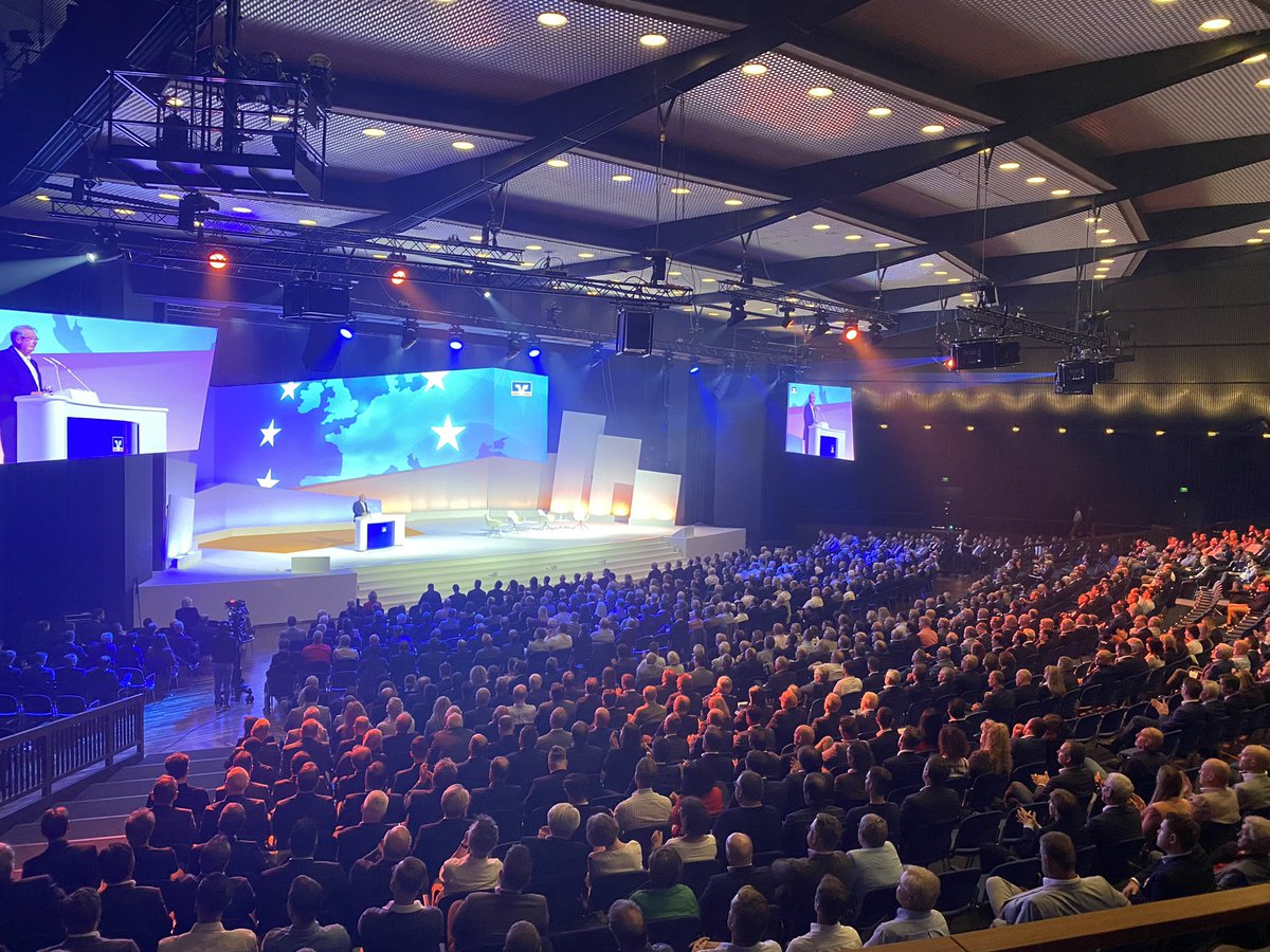 Beim diesjährigen Wirtschaftstag der Volksbanken und Raiffeisenbanken hat AM #Asselborn in der Frankfurter Jahrhunderthalle vor 2.200 Teilnehmern eine Impulsrede zum Thema „#Europa🇪🇺: Anker für Frieden, Wohlstand und Sicherheit“ gehalten, in der er unterstrichen hat, dass… (1/2)