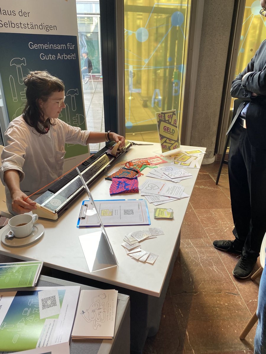 Arbeit_Zukunft's tweet photo. Auch auf dem #labora23💡Markt im Cafe Moskau- eine Maschine zum #Geld 💸Stricken vom Haus der #Selbständigen in Leipzig. Mit der Performance machen sie darauf aufmerksam, dass man von #textiler #Handarbeit nicht leben kann. Mehr Infos auch hier: 👉https://t.co/DxpXz2KhzT https://t.co/xQHM2hvF2Z