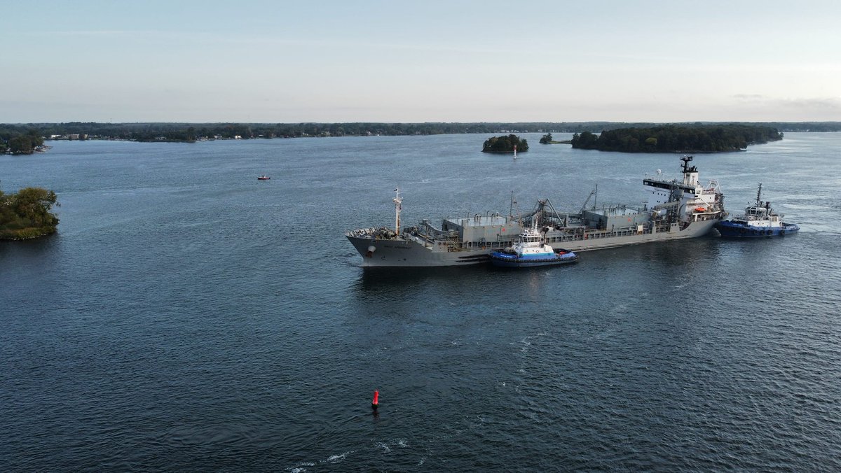 Nos remorqueurs se sont affairés à stabiliser le navire avant de le déplacer, puisque le NACC Argonaut gênait le trafic dans la voie maritime du Saint-Laurent.
Le trafic à pu reprendre mardi en milieu de journée après que les deux remorqueurs aient escorté le navire en lieu sûr⚓
