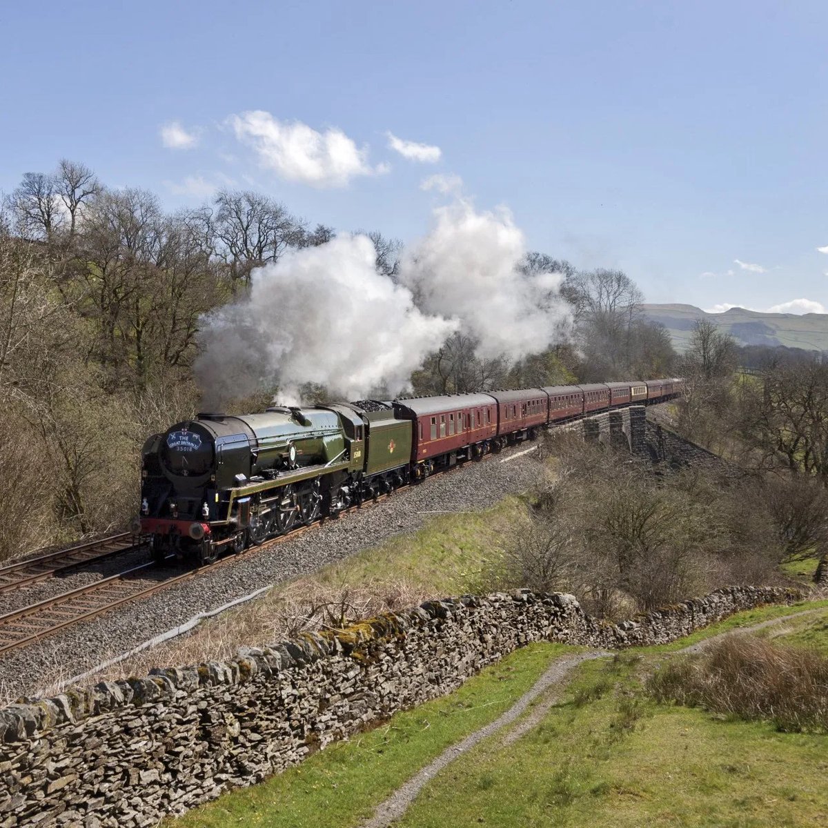 railwaytouring's tweet photo. The York Yuletide Express 🎄
Why not join us for a classic day out by steam train that combines exciting main line running, varied landscape, and the special atmosphere of York at Christmas time? Sat 16th Dec 🚂
#railwaytouring #steamtour #uktours #scenerytours #ukviews https://t.co/1fg1VYkZtS