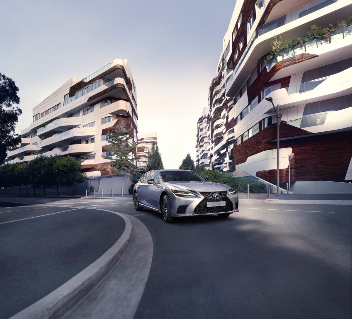 Lexus_Poland's tweet photo. W Lexusie LS 2024 zadebiutuje wirtualny kokpit o przekątnej 12,3 cala i nowy, funkcjonalny, 10-calowy wyświetlacz HUD na przedniej szybie. #LexusLS2024 można już zamawiać w salonach. Dostępny jest w ofercie Leasingu #KINTOONE już od 5850 zł netto miesięcznie. https://t.co/cu13jnMvjy