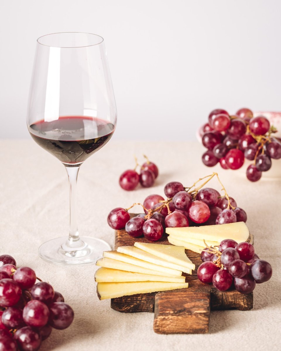 MasaveuBodegas's tweet photo. Más de Leda es un vino tempranillo ecológico y multiterroir procedente de distintas parcelas cercanas al río Duero.
Si no sabes cómo maridar este tempranillo, una muy buena elección es combinarlo con quesos curados y semi curados.
Y tú, ¿con qué lo maridarías? 🍷
#bodegasleda https://t.co/P0thvTvFV5