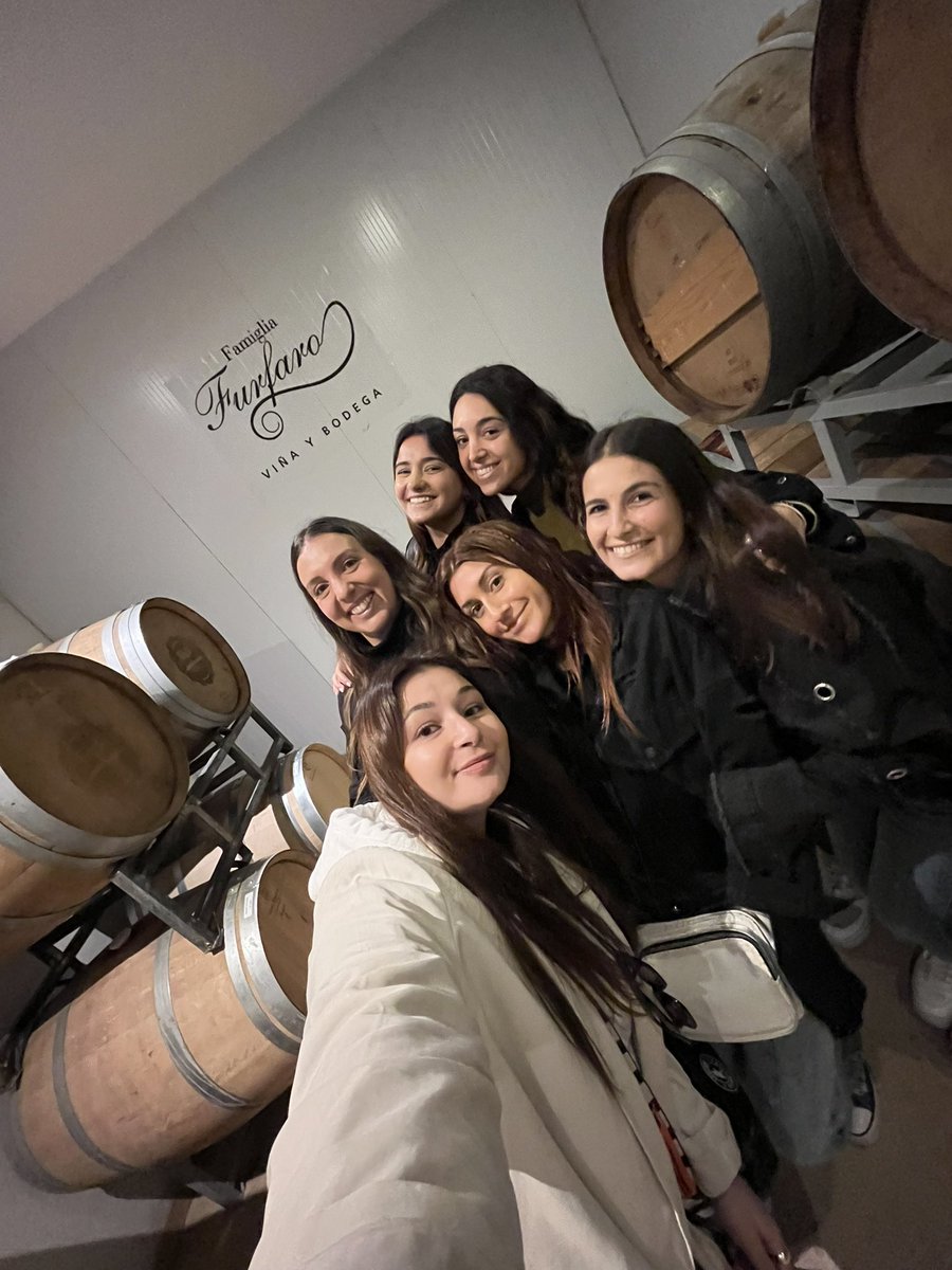 nottjuliatattoo's tweet photo. encontramos la bodega de #CarolinaFurfaro @luzu_tv @NicolasOcchiato #NadieDiceNada https://t.co/ILoxtmOzu8