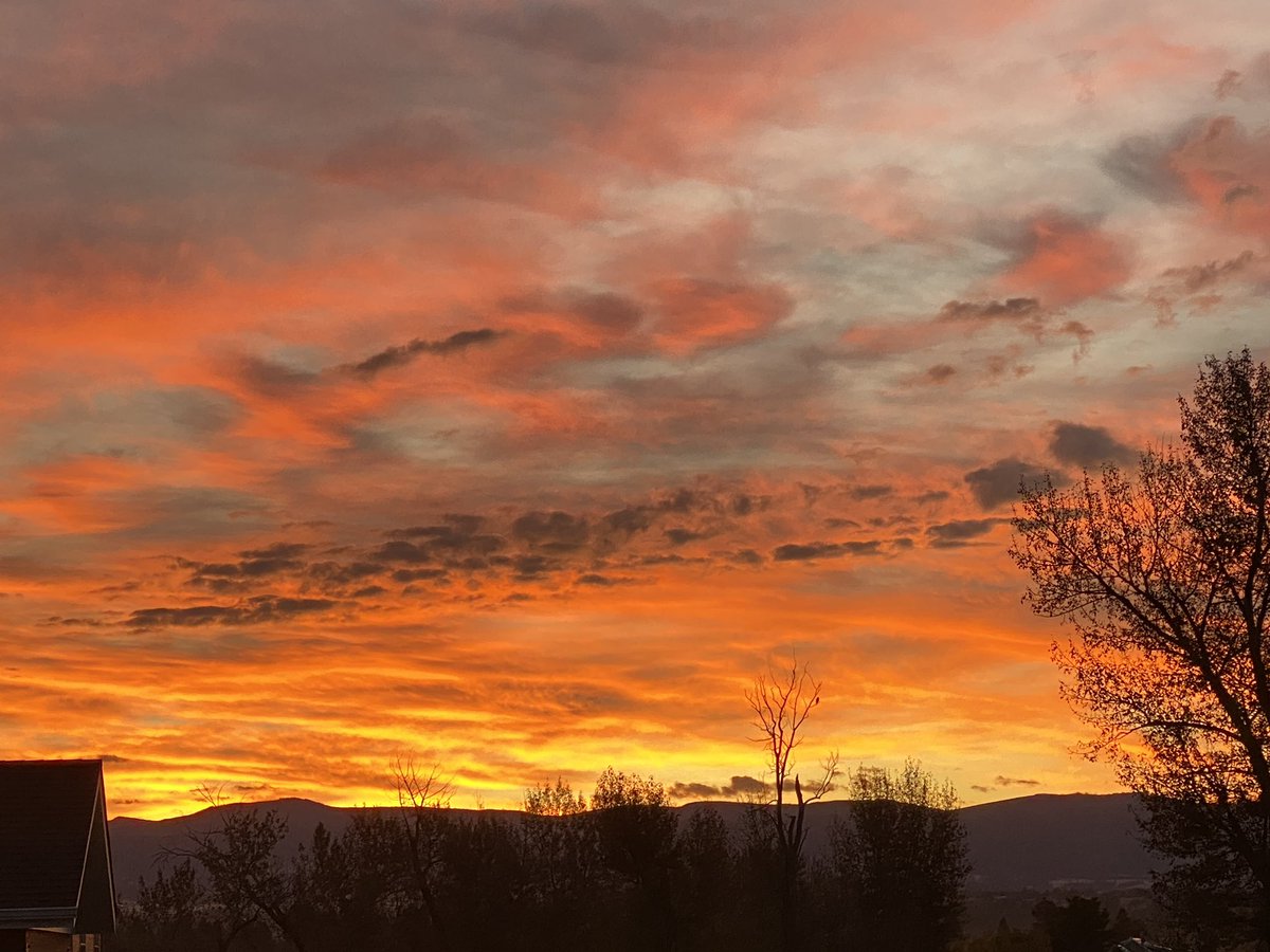 WeatherOrKnotWA's tweet photo. @NWSMissoula Sunrise from down in the Bitterroot this morning. #sunrise #mtwx https://t.co/sWM8IA5YjI