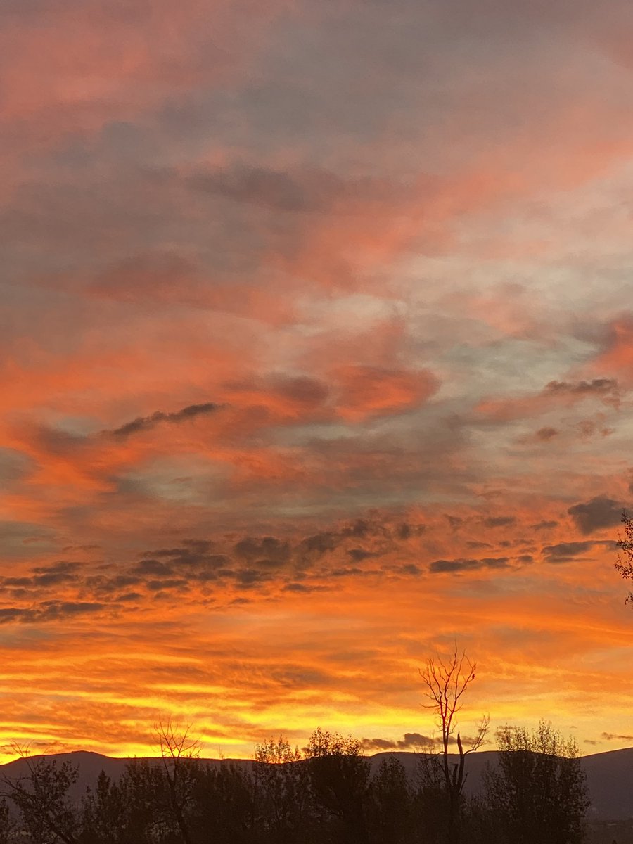 WeatherOrKnotWA's tweet photo. @NWSMissoula Sunrise from down in the Bitterroot this morning. #sunrise #mtwx https://t.co/sWM8IA5YjI