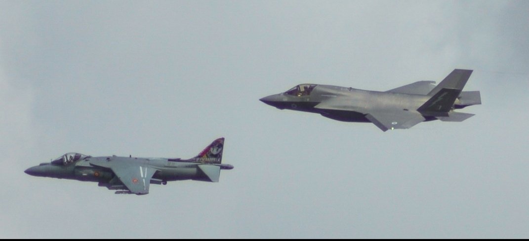 AddictJellybean's tweet photo. Grandparent and granchild #harrier #F-35 #riat @airtattoo #aviationlovers #aviationdaily #aviationphotography #fastJet #flypass https://t.co/xJAN0FOZsX