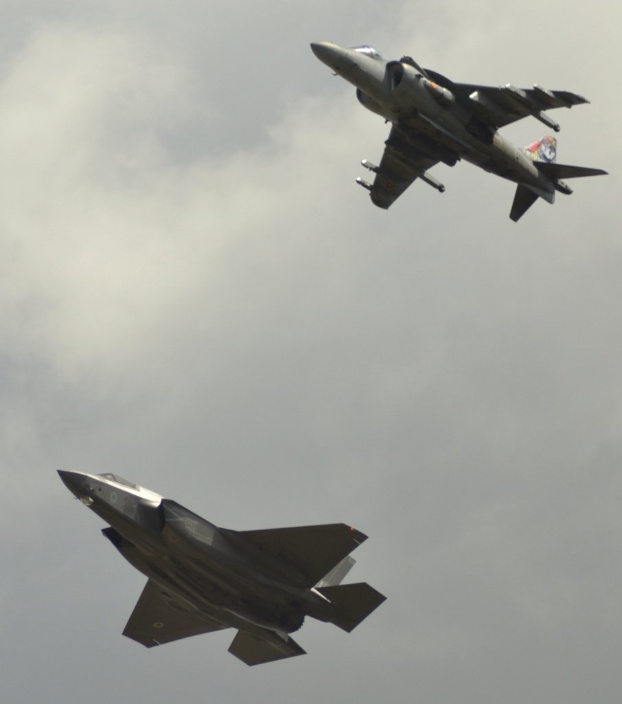 AddictJellybean's tweet photo. Grandparent and granchild #harrier #F-35 #riat @airtattoo #aviationlovers #aviationdaily #aviationphotography #fastJet #flypass https://t.co/xJAN0FOZsX