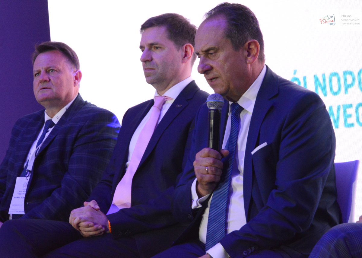 POT_GOV_Pl's tweet photo. "Dostępność komunikacyjna i innowacyjne rozwiązania jako kluczowy czynnik rozwoju turystyki na podstawie przykładów z subregionów" to ostatnia część merytoryczna #ŚwiatowyDzieńTurystyki @sbs_eksit #eksit2023 #EKSiT z udziałem wiceministra @SPORT_GOV_PL @GutMostowy. 🛣️🚌🚗✈️🚆🚢 https://t.co/Rx6lWxP61A