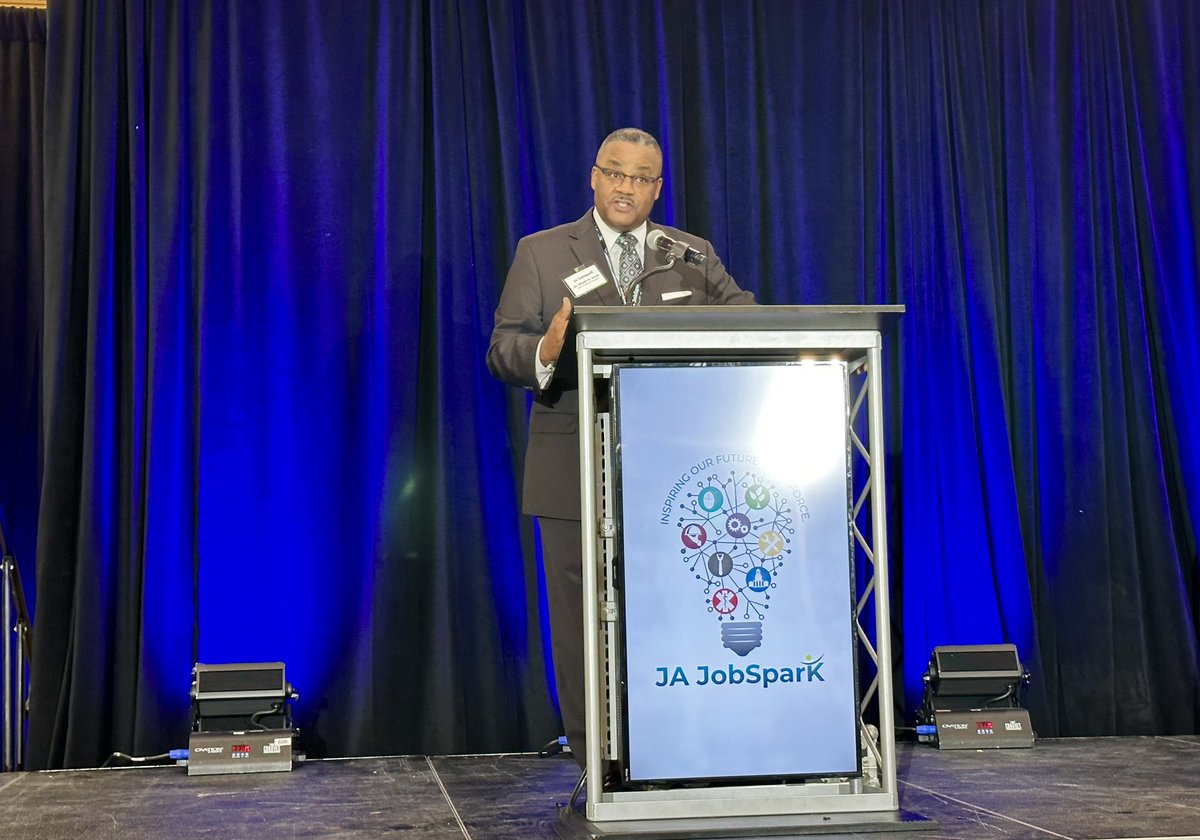 ltgoodnews's tweet image. This morning @LawrenceSupt addressed attendees at the @JACentralInd JobSpark VIP experience, talking about the importance of student exposure to what is possible for their future. #LTpride #JAJobSpark