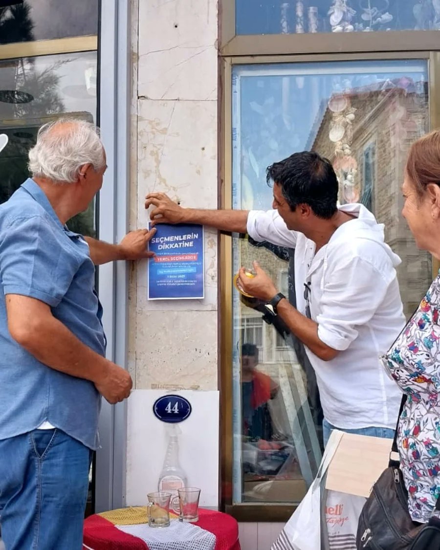 İlçe yönetimimiz, kadın kollarımız ve parti üyelerimiz Yeni Foça'da adres değişikliği bildirimlerinin 1 Ekim'e kadar yapılması gerektiğine yönelik bildiriler dağıttı.