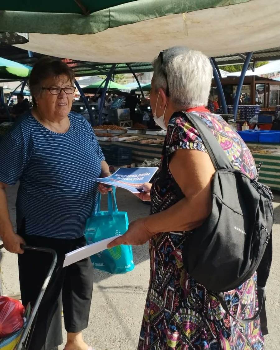 chpfocailce's tweet photo. İlçe yönetimimiz, kadın kollarımız ve parti üyelerimiz Yeni Foça'da adres değişikliği bildirimlerinin 1 Ekim'e kadar yapılması gerektiğine yönelik bildiriler dağıttı. https://t.co/IhUiqIqaJP