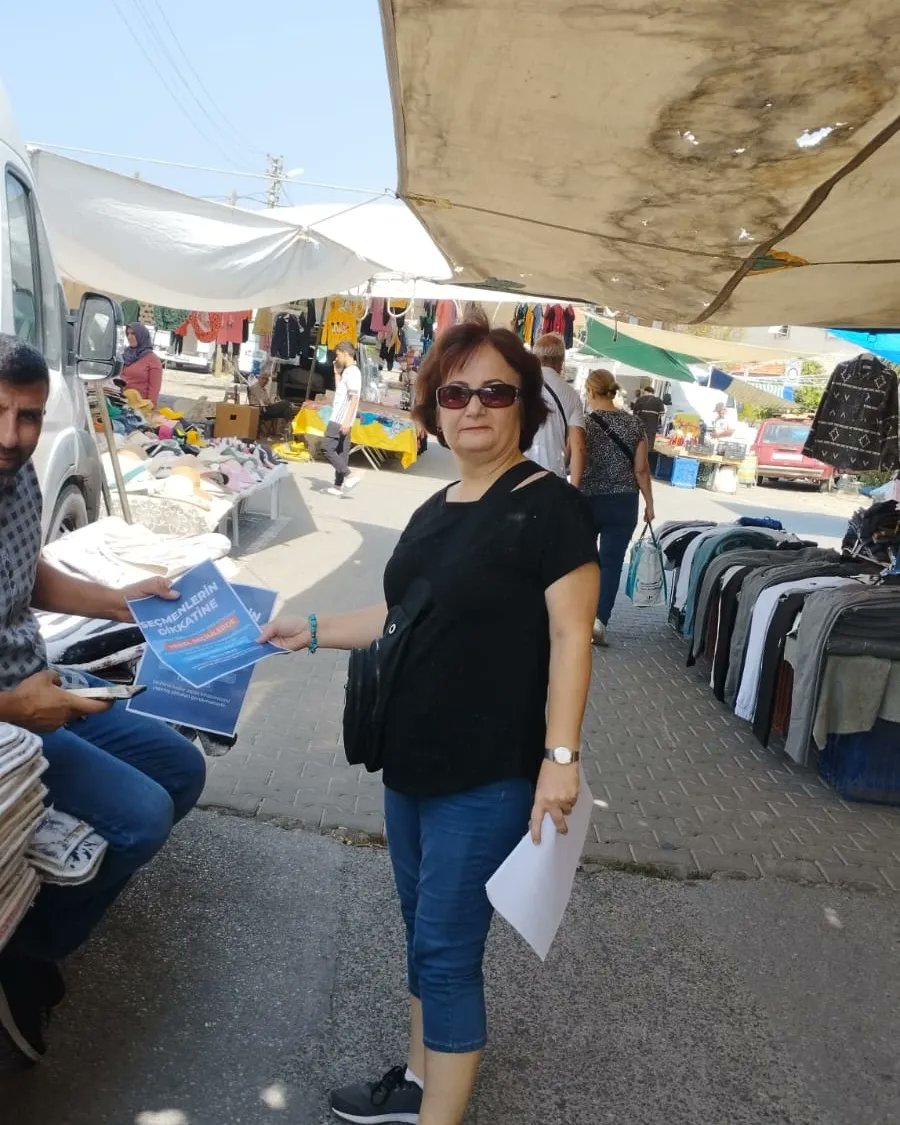 chpfocailce's tweet photo. İlçe yönetimimiz, kadın kollarımız ve parti üyelerimiz Yeni Foça'da adres değişikliği bildirimlerinin 1 Ekim'e kadar yapılması gerektiğine yönelik bildiriler dağıttı. https://t.co/IhUiqIqaJP
