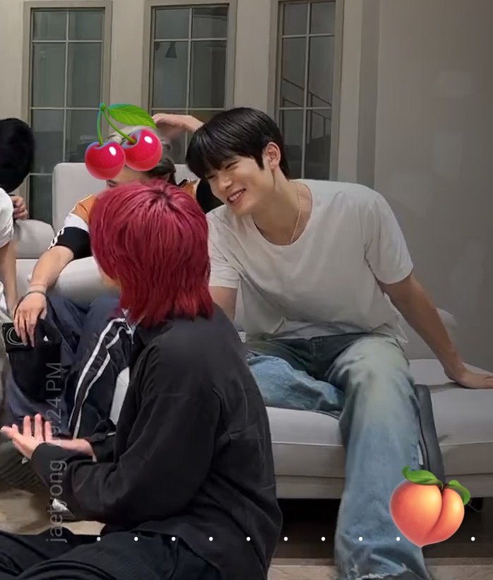 subtlemeanings's tweet photo. NOOOOO LOOK AT JAEHYUN'S SQUISHY FACE WHILE LOOKING AT YUTA 🥹 https://t.co/6TiweHmpca