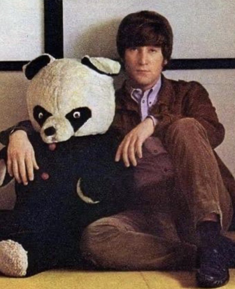 1966troubadour's tweet photo. 終演後にパチリ📷。左が今夜の雀喜くん、右が1965年の #ジョン・レノン。#ビートルズ 愛溢れるオマージュ、リスペクトなのです😊。#桂雀喜 #johnlennon #panda #RobertFreeman https://t.co/xtmvAHQy9D