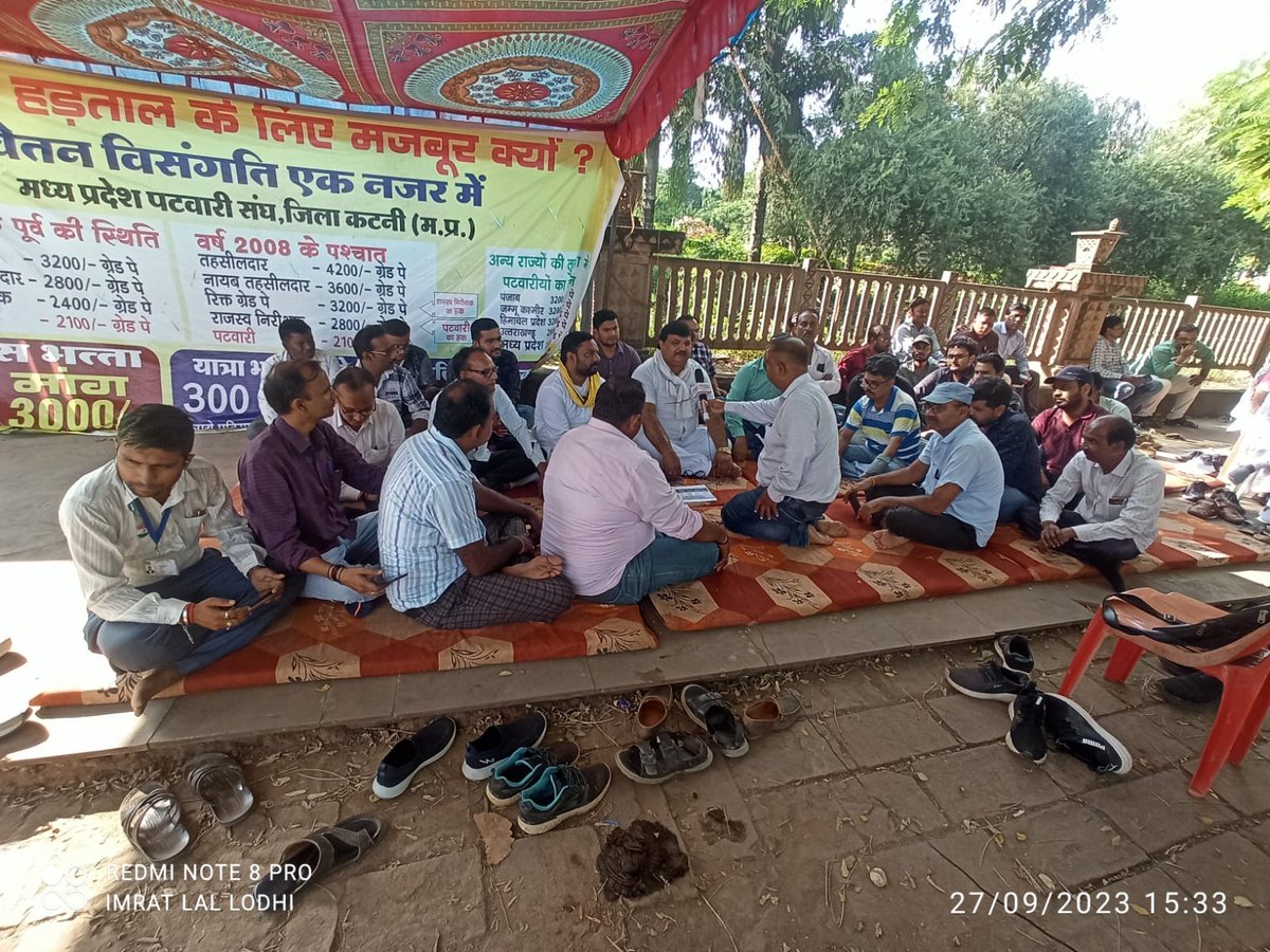 MPARMYCHIEF's tweet photo. एक महीने से अधिक समय में बैठे पटवारी भाइयों की वाजिब मांगों का समर्थन। किसान भी परेशान है अभी तक धान के रजिस्ट्रेशन नहीं हुए गिर्दा वाली ना होगी तो कैसे हो गए रजिस्ट्रेशन।।
@OfficeOfKNath @_YogendraYadav 
@AdDharmendra_ @mrkamleshwar https://t.co/CsHd48PGt6