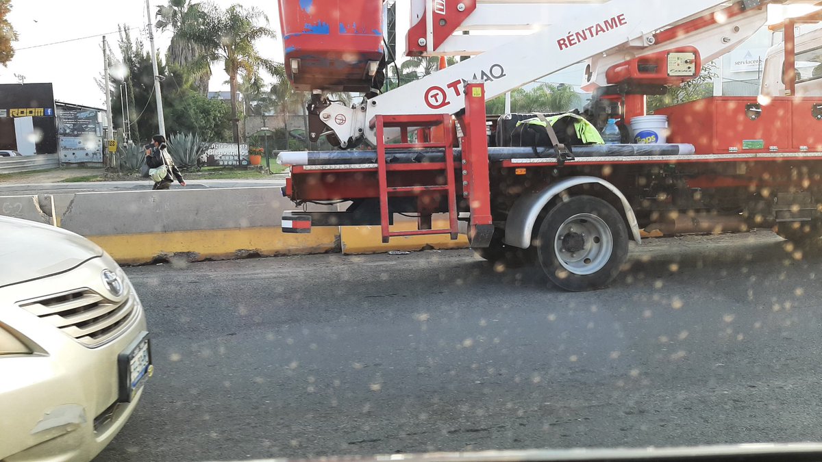 chenchozepeda's tweet photo. @GobTlajomulco @EnriqueAlfaroR @SalvadorZamoraZ  Todos los días se vive un caso vial en Av. Adolf B. Horn, debido al cierre del retorno que está entre el nuevo paso a desnivel y Av. Concepción. 
Se necesita ese retorno #URGENTE https://t.co/GZNychRpty