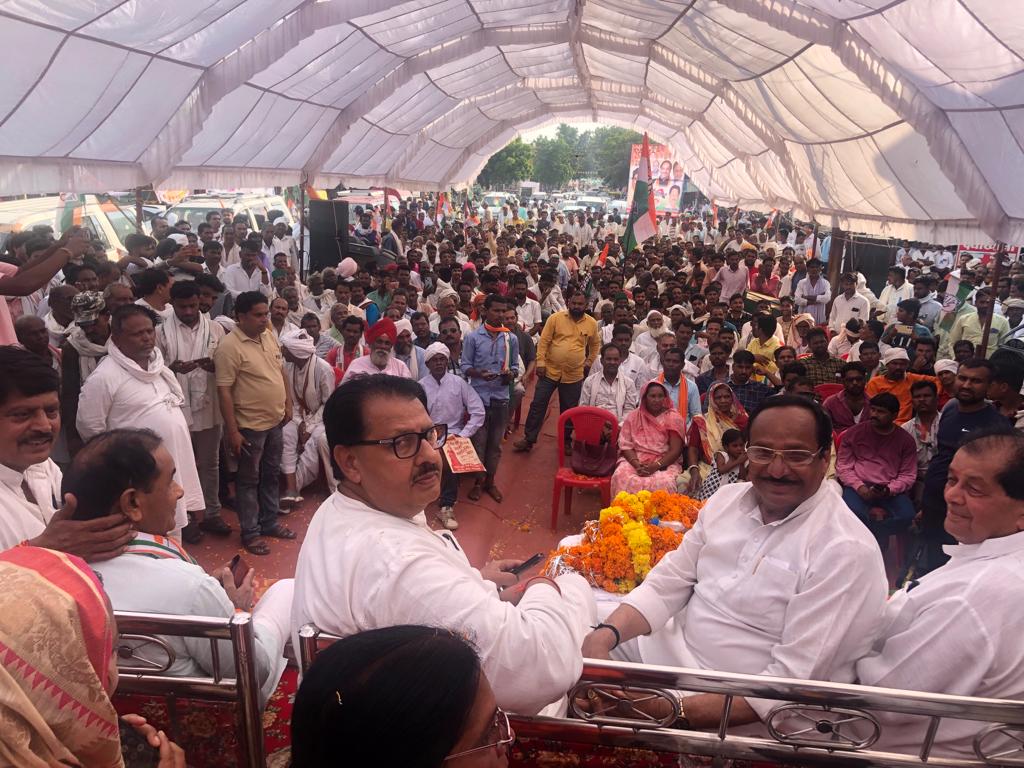 SanjaySDutt's tweet photo. Wave of Change is flowing across #Harshud as witnessed by the grand response and welcome given by the People to the #Jan_Aakrosh_Yatra.
Fed-up by the misrule and unfulfilled promises of the #MadhyaPradesh #BJP Govt, they have resolved to bring back #Congress Govt for progress and development of the State.
@kharge @RahulGandhi
@priyankagandhi @kcvenugopalmp
@rssurjewala @OfficeOfKNath