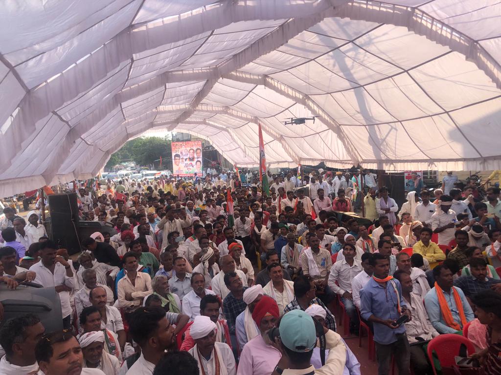 SanjaySDutt's tweet photo. Wave of Change is flowing across #Harshud as witnessed by the grand response and welcome given by the People to the #Jan_Aakrosh_Yatra.
Fed-up by the misrule and unfulfilled promises of the #MadhyaPradesh #BJP Govt, they have resolved to bring back #Congress Govt for progress and development of the State.
@kharge @RahulGandhi
@priyankagandhi @kcvenugopalmp
@rssurjewala @OfficeOfKNath