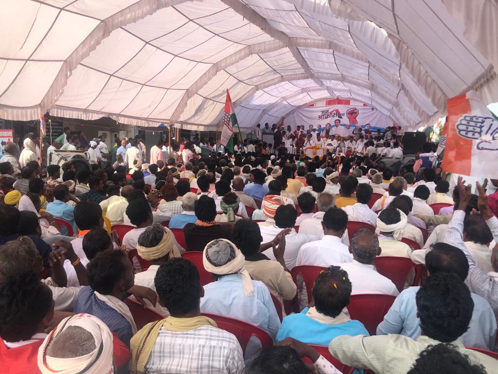 SanjaySDutt's tweet photo. Wave of Change is flowing across #Harshud as witnessed by the grand response and welcome given by the People to the #Jan_Aakrosh_Yatra.
Fed-up by the misrule and unfulfilled promises of the #MadhyaPradesh #BJP Govt, they have resolved to bring back #Congress Govt for progress and development of the State.
@kharge @RahulGandhi
@priyankagandhi @kcvenugopalmp
@rssurjewala @OfficeOfKNath