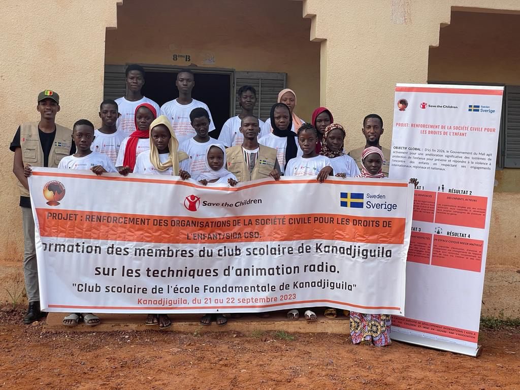 CitoyenneteE's tweet photo. *Formation des clubs scolaires de C-Elles sur les techniques d’animation radio-Kanadjiguila
C-Elles dans sa mission régalienne de doter les enfants, d’outils de développement leur permettant d’être autonome a organisé du 21 au 22 septembre.
#C_Elles
#Save_the_children
#SidaCSO https://t.co/nKtJzHSKcr