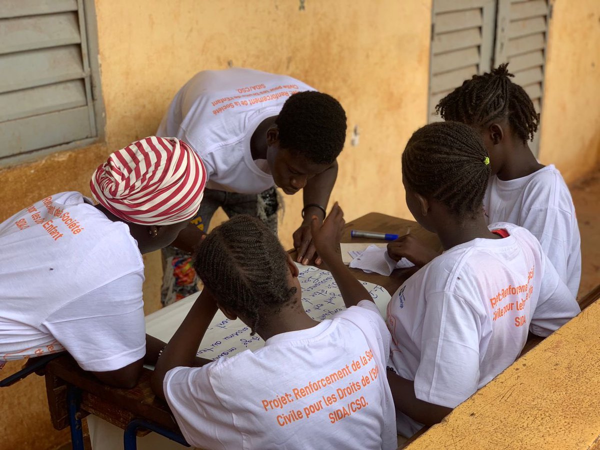 CitoyenneteE's tweet photo. *Formation des clubs scolaires de C-Elles sur les techniques d’animation radio-Kanadjiguila
C-Elles dans sa mission régalienne de doter les enfants, d’outils de développement leur permettant d’être autonome a organisé du 21 au 22 septembre.
#C_Elles
#Save_the_children
#SidaCSO https://t.co/nKtJzHSKcr