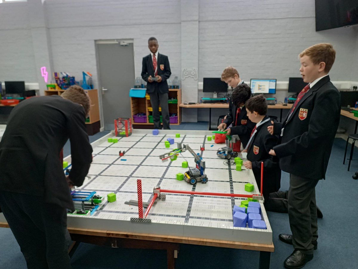 Students are enjoying the wide variety of clubs on offer on Wednesday lunchtime; ranging from VEX robotics, Art, young explorers, Chemistry and many more...
#cocurricular #KHVIIISpark #wearehenrys