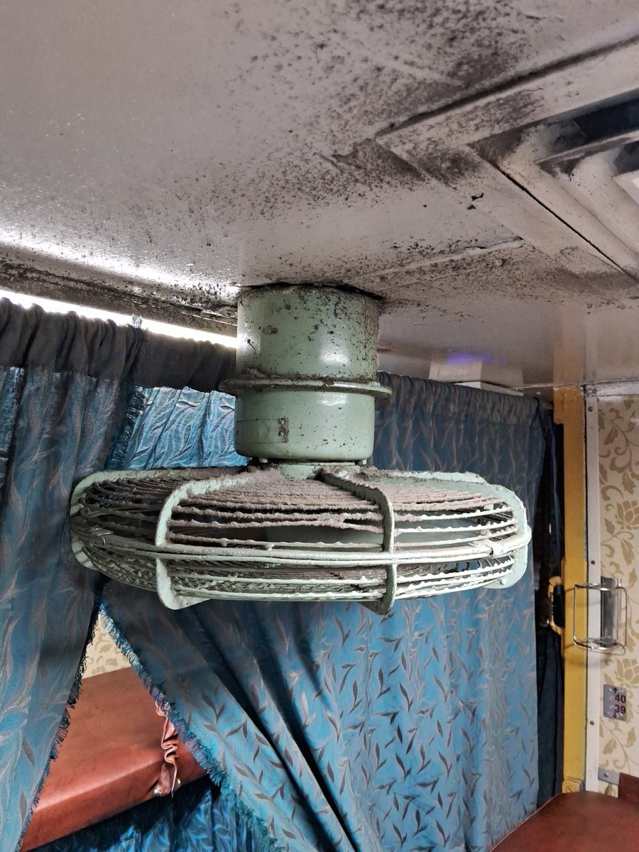 AshuAnand90's tweet photo. This type of cleanness we expect in Indian railway train @AshwiniVaishnaw #indianrail https://t.co/zODx32U8IH