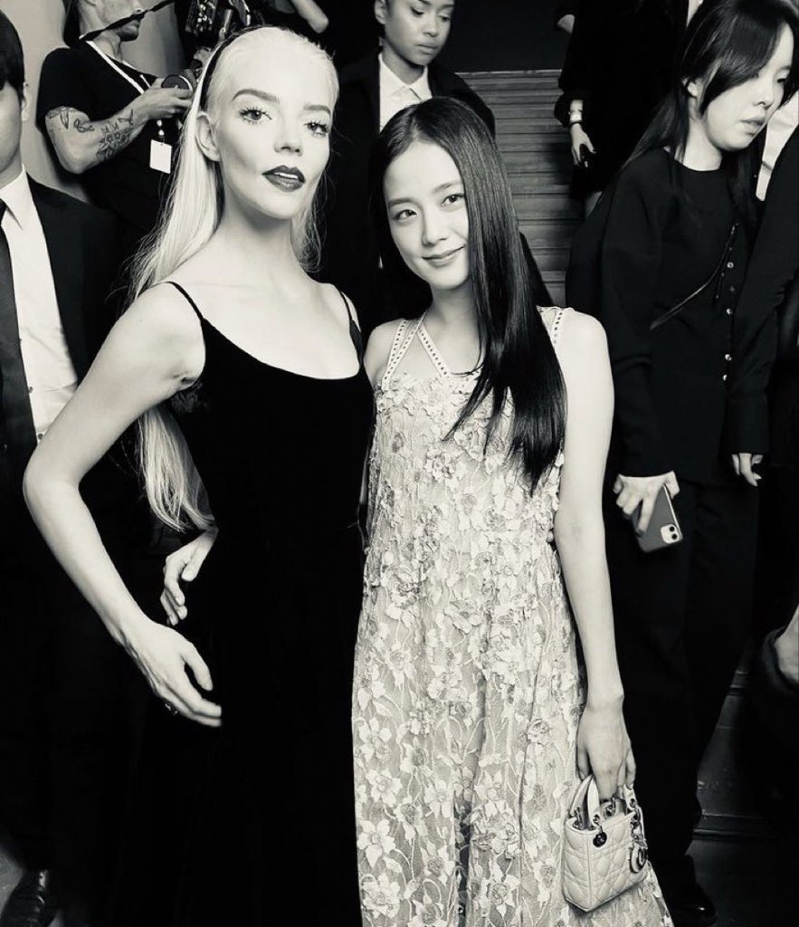 everyhouranya's tweet photo. anya taylor-joy and jisoo at the dior j’adore exhibition in paris 🤍 https://t.co/VHMaWBHkH0