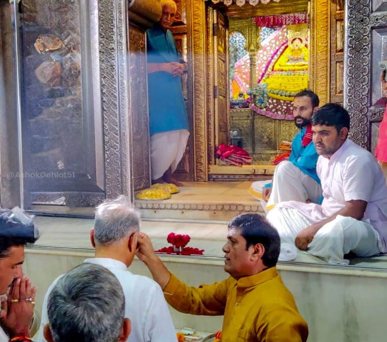 जय श्री बाबा श्याम

राजस्थान की आस्था के पावन केंद्र सीकर स्थित श्री खाटू श्याम जी मंदिर में दर्शन का पुण्यलाभ प्राप्त हुआ।