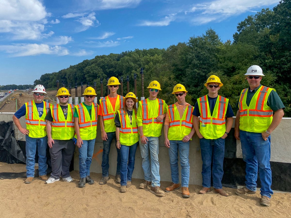WorkINRoads's tweet photo. This is what hands-on learning is all about! The Civil Construction Pathway class from Oregon-Davis High School witnessed civil construction techniques firsthand during their visit to Phend &amp; Brown's project on US 31 in Plymouth, IN. 📸: Emily Bay | @rieth_riley | https://t.co/CfxvTha7v2