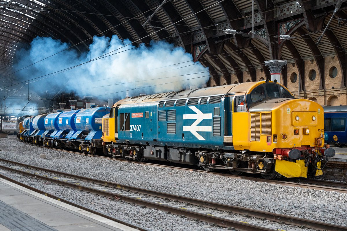 Thomas43299's tweet photo. 37407 "Blackpool Tower" + 37716 clag out of York working 3Z37 0959 York Thrall Europa to York RHTT shakedown run. https://t.co/IbhgykCFC8