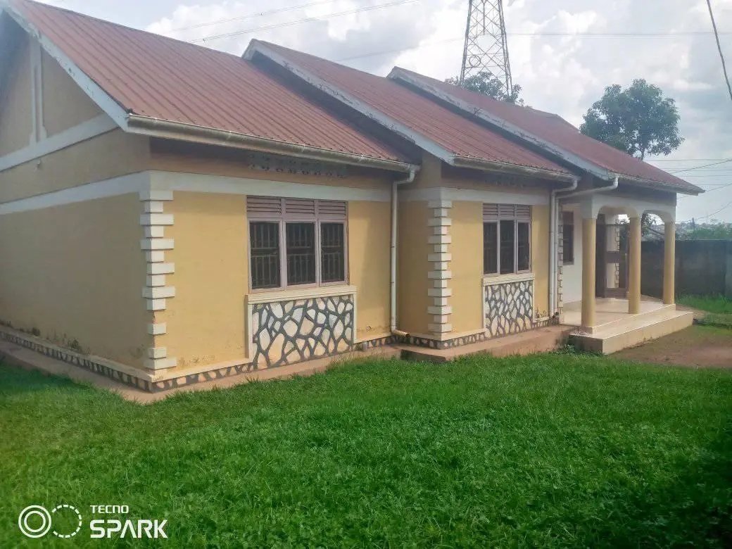 shukranproperty's tweet photo. BEAUTIFUL HOUSE ON QUICK SALE IN KIRA NSASA AKRIGHT ESTATE. #3bedrooms #2bathrooms sitting dining kitchen Plus a garage on #14Decimals ready title at only #160m Whatsapp or call 0706592177 https://t.co/sRlsuKZQjQ
