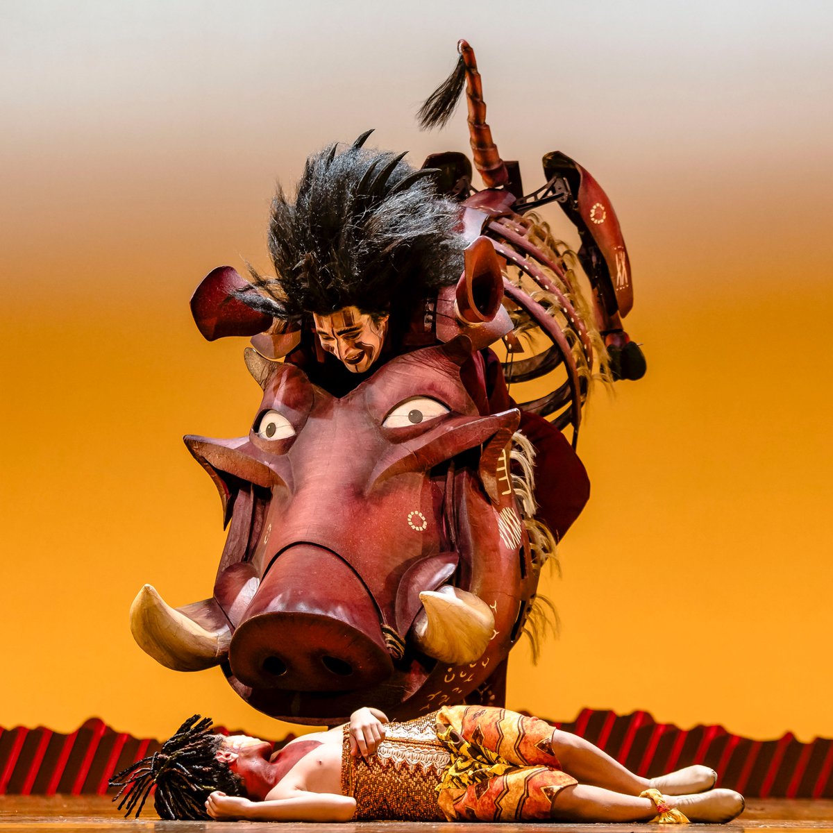 t4fmusicais's tweet photo. Pumba em cena? Sinto cheiro de confusão! #oreileão #pumba #teatromusical https://t.co/xseGFrMwG5