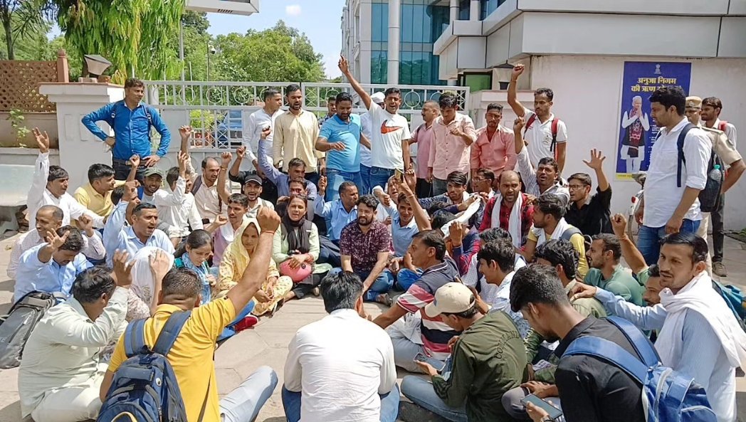 ReporterSahab's tweet photo. #Jaipur : उपेन यादव के प्रयास लाए रंग..
फायरमैन भर्ती में चयनित अभ्यर्थियों की नियुक्ति आदेश जारी करने की मांग को लेकर DLB के बाहर 2 दिन तक किया था प्रदर्शन 

@TheUpenYadav https://t.co/CS4aThgPs7