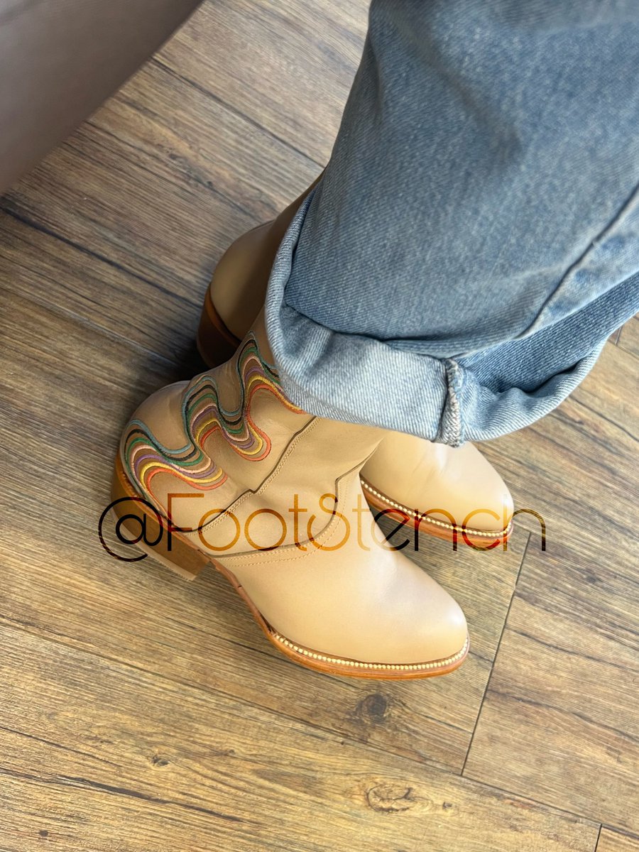 FootStench's tweet photo. It’s boot season!! Little saunas for my stinky feet 🥰🥰 https://t.co/9QQgFeXL5q
