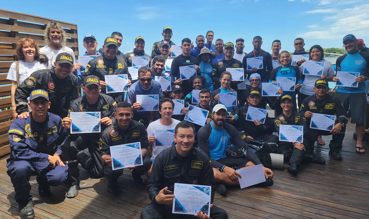FNC_ArmadaCol's tweet photo. #SemanaDelBuceo 🤿🇨🇴 En un esfuerzo entre @ArmadaColombia, @MinAmbienteCo, @ParquesColombia, @OceanarioIslas @CIColombia, Consejo Comunitario Afrodescendiente #IslasDelRosario, jardineros de coral del Consejo Comunitario #Orika, Ecoguías, se realizó una jornada ambiental de restauración de corales en el Parque Nacional Natural Corales del Rosario y de San Bernardo en la zona insular de #Cartagena.
✅En esta actividad de preservación, recuperación y conservación ambiental, los buzos de la Institución Naval y biólogos expertos trasplantaron fragmentos vivos provenientes de las guarderías submarinas y cultivos del @OceanarioIslas, con el fin de llevarlos a los ecosistemas marinos.
2023 Año del #BicentenarioNaval
#ProtegemosLaVida
#ProtegemosElAzulDeLaBandera 🇨🇴