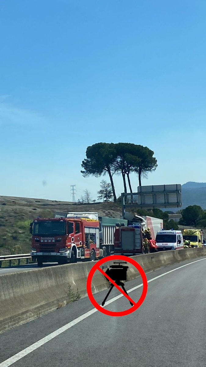 antiradarcatala's tweet photo. Imatges de l'accident greu a la C-17 a l'altura d'Hostalets de Balenyà sentit Vic. https://t.co/EHVa2Lsvt2