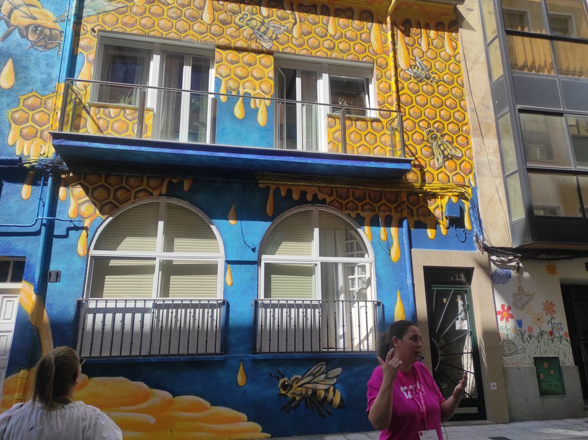 iesfrojas's tweet photo. Hoy 27 Septiembre, #DiaMundialDelTurismo2023,  hemos participado con el alumnado de 2° ASCYT  de @iesfrojas en la Visita Guiada del Barrio del Oeste ( Galería Urbana) con Montse de @BarrioOesteZOES y @TurismoSalaman 👏🏻👏🏻 #galeriaurbanasalamanca #barriodeloeste_zoes #Salamanca https://t.co/gmBYSnwRuS