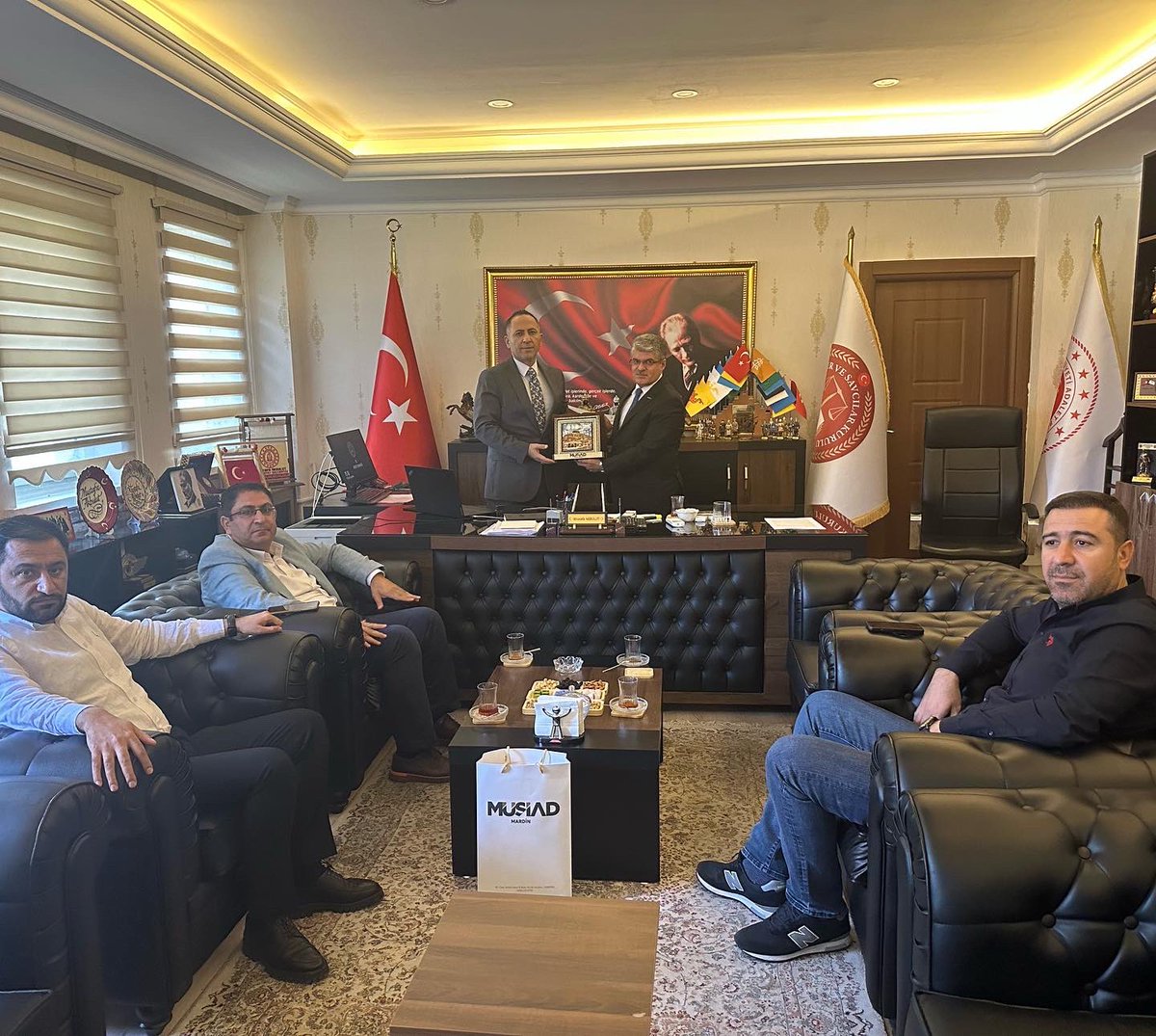 MUSIADMardin's tweet photo. ilimize yeni atanan cumhuriyet başsavcısı sayın Mustafa Akbulut beyi                            şube Başkanımız Bülent Tekin  yönetim kurulu üyeleri ile birlikte  hayırlı olsun ziyaretinde bulundu. Nazik kabullerinden dolayı teşekkür ederiz. https://t.co/ND5kP5BDam